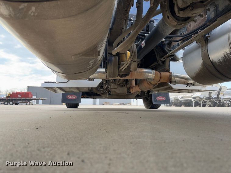 image for item FB3184 2006 Peterbilt 379 semi truck