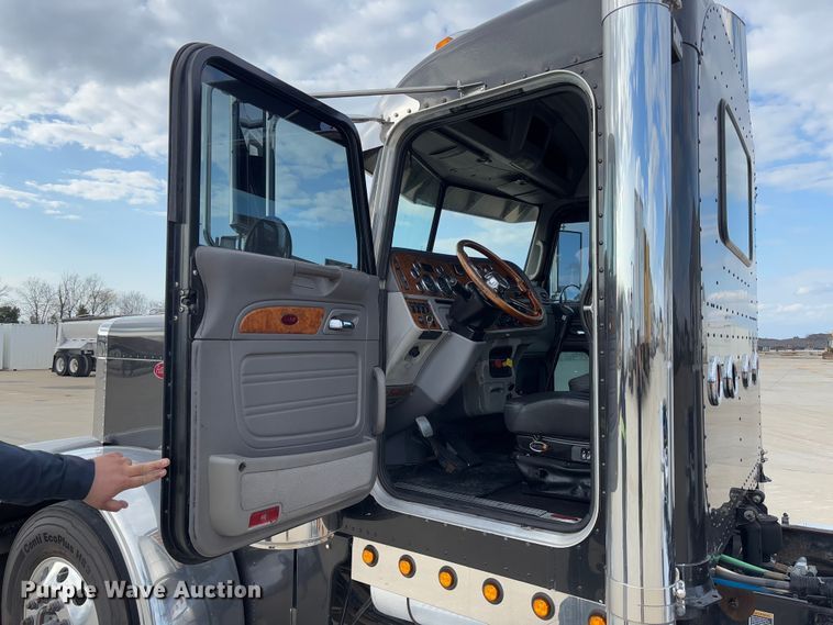 image for item FB3184 2006 Peterbilt 379 semi truck