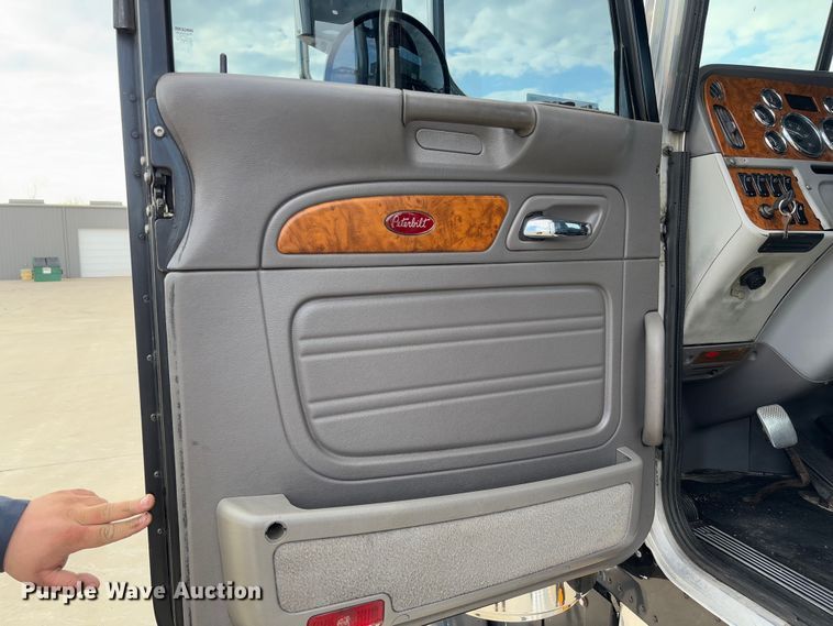 image for item FB3184 2006 Peterbilt 379 semi truck