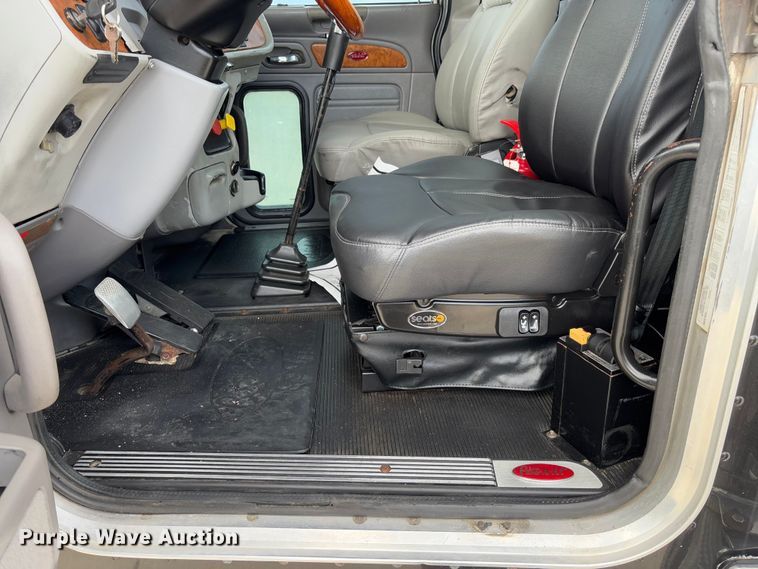 image for item FB3184 2006 Peterbilt 379 semi truck