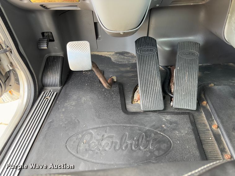 image for item FB3184 2006 Peterbilt 379 semi truck