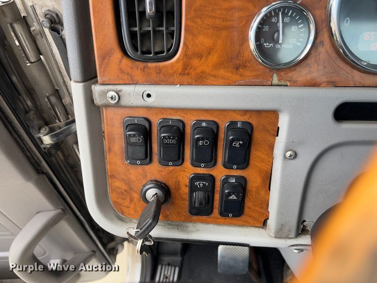 image for item FB3184 2006 Peterbilt 379 semi truck