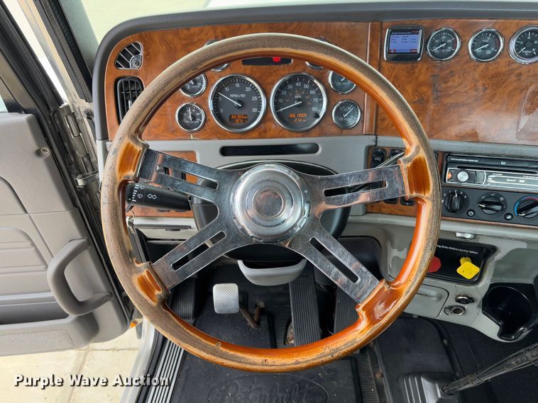 image for item FB3184 2006 Peterbilt 379 semi truck