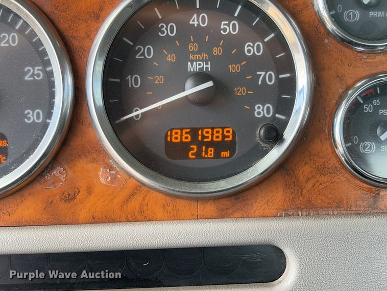 image for item FB3184 2006 Peterbilt 379 semi truck