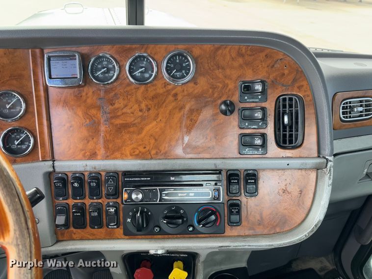 image for item FB3184 2006 Peterbilt 379 semi truck