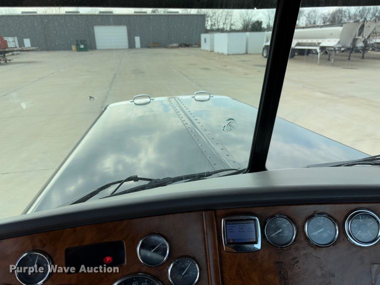 image for item FB3184 2006 Peterbilt 379 semi truck