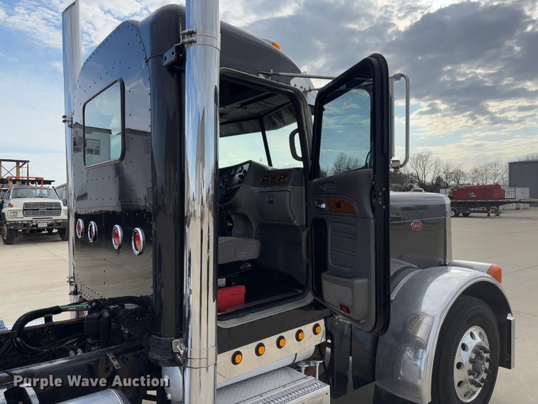 image for item FB3184 2006 Peterbilt 379 semi truck