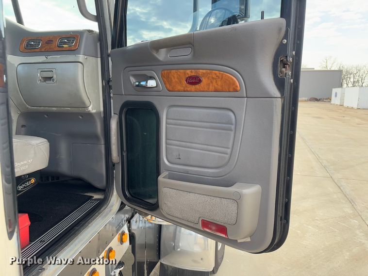 image for item FB3184 2006 Peterbilt 379 semi truck