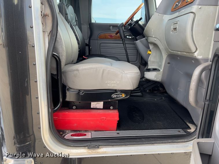 image for item FB3184 2006 Peterbilt 379 semi truck