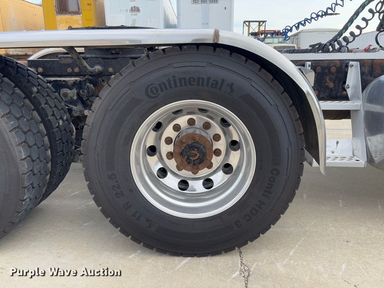 image for item FB3184 2006 Peterbilt 379 semi truck