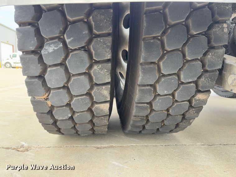 image for item FB3184 2006 Peterbilt 379 semi truck