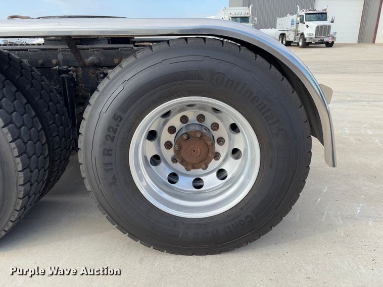 image for item FB3184 2006 Peterbilt 379 semi truck