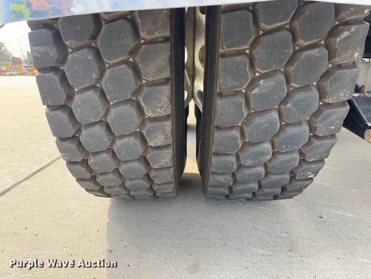 image for item FB3184 2006 Peterbilt 379 semi truck