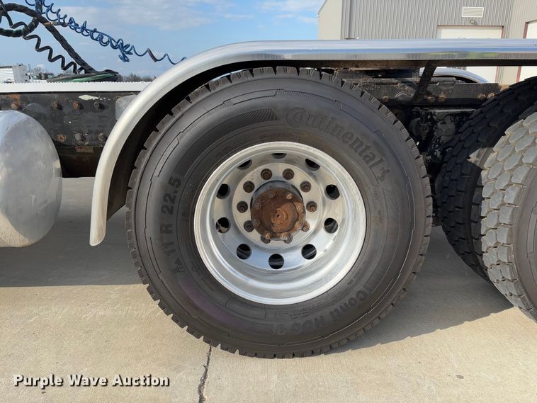 image for item FB3184 2006 Peterbilt 379 semi truck