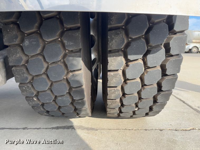 image for item FB3184 2006 Peterbilt 379 semi truck