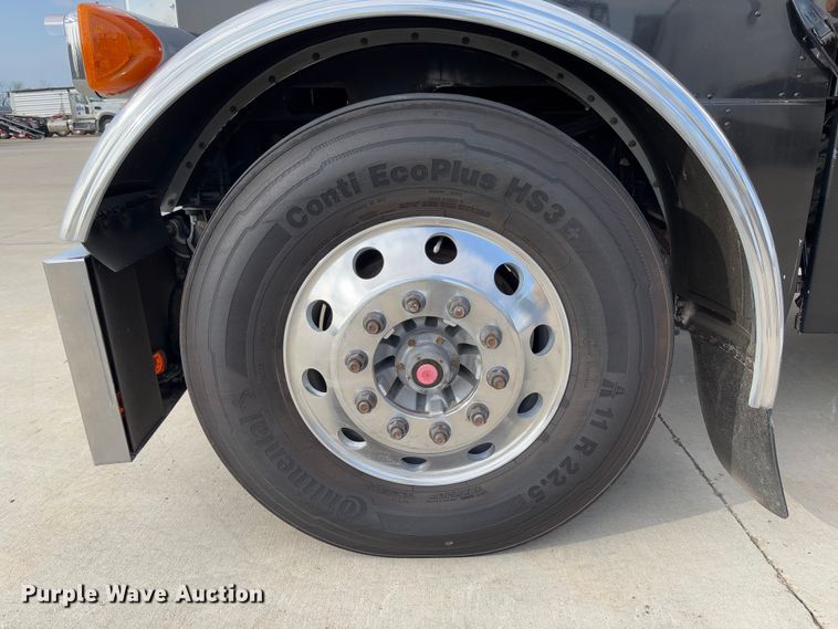 image for item FB3184 2006 Peterbilt 379 semi truck