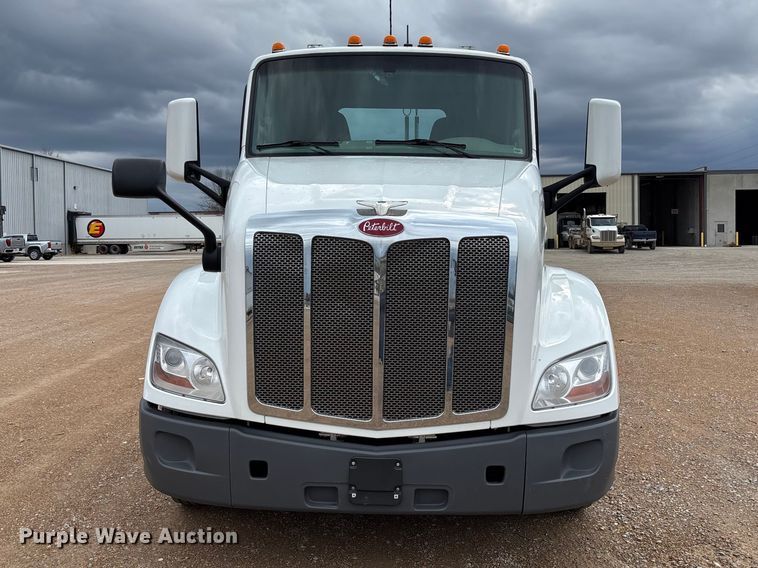image for item FB3566 2022 Peterbilt 579 semi truck