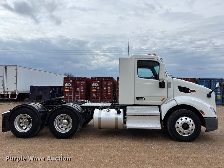 image for item FB3566 2022 Peterbilt 579 semi truck