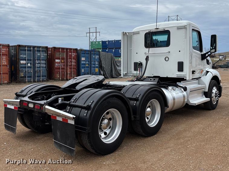 image for item FB3566 2022 Peterbilt 579 semi truck