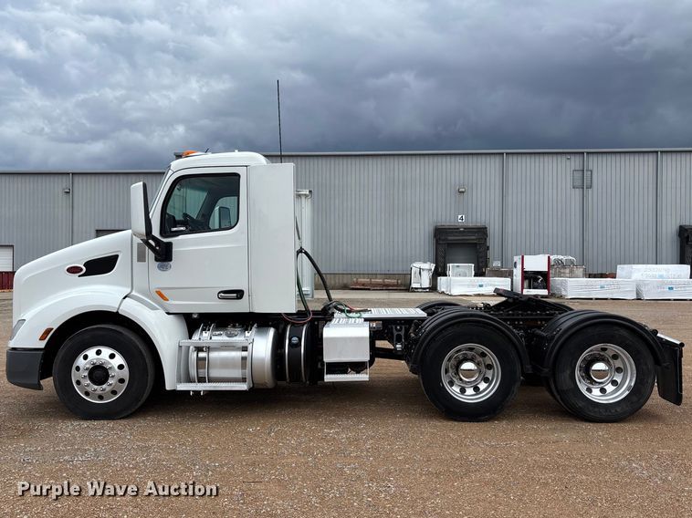 image for item FB3566 2022 Peterbilt 579 semi truck