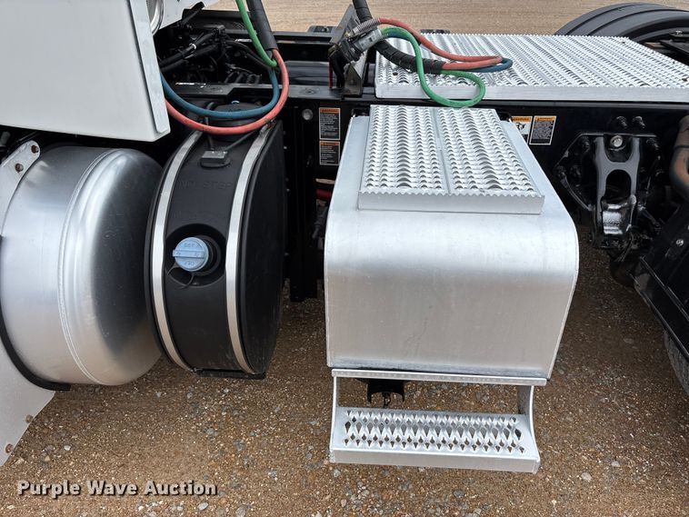 image for item FB3566 2022 Peterbilt 579 semi truck