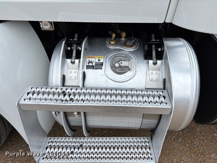 image for item FB3566 2022 Peterbilt 579 semi truck