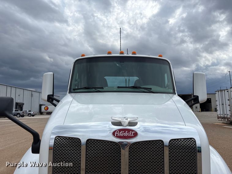 image for item FB3566 2022 Peterbilt 579 semi truck