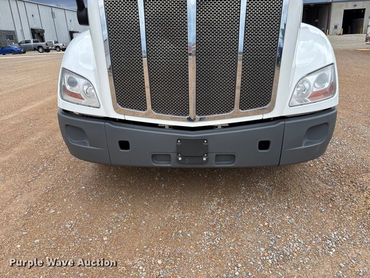 image for item FB3566 2022 Peterbilt 579 semi truck