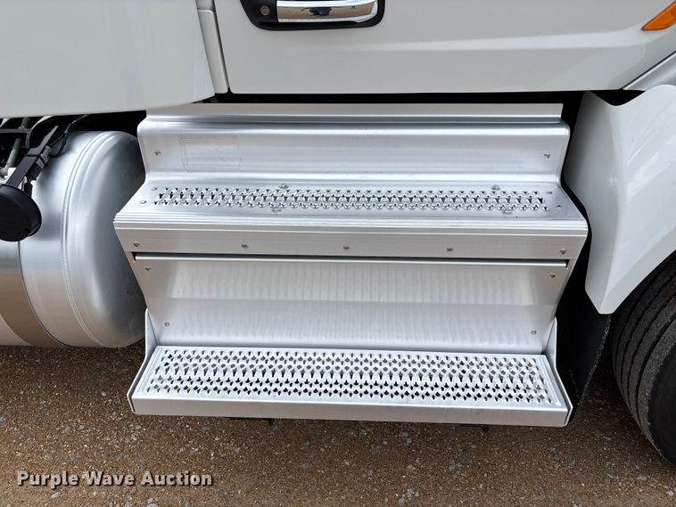 image for item FB3566 2022 Peterbilt 579 semi truck