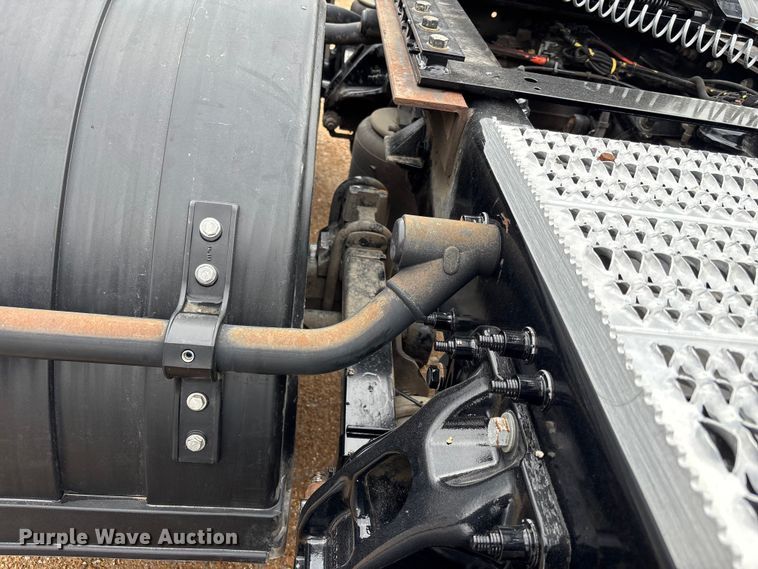 image for item FB3566 2022 Peterbilt 579 semi truck