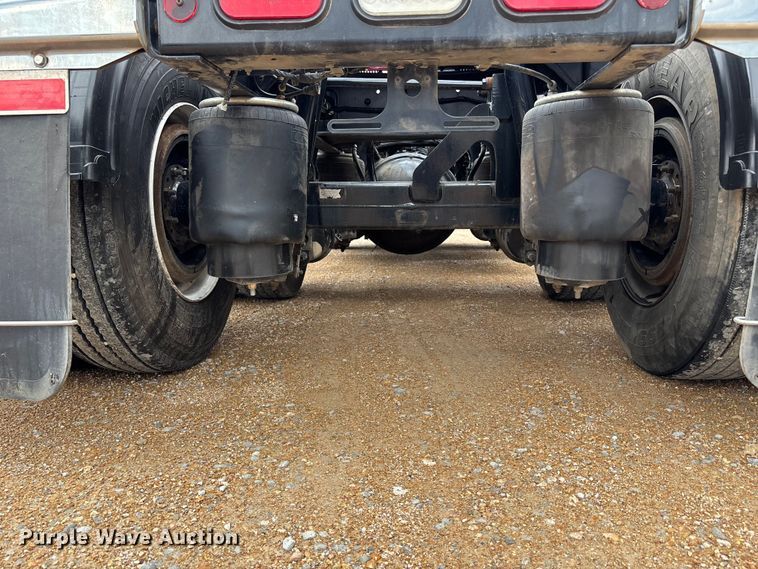 image for item FB3566 2022 Peterbilt 579 semi truck