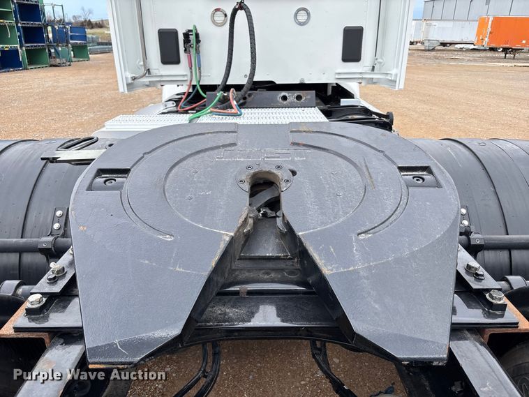 image for item FB3566 2022 Peterbilt 579 semi truck