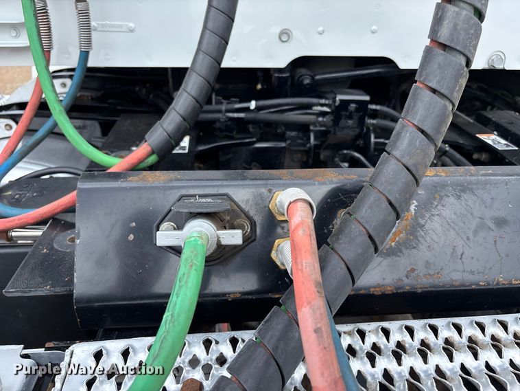 image for item FB3566 2022 Peterbilt 579 semi truck