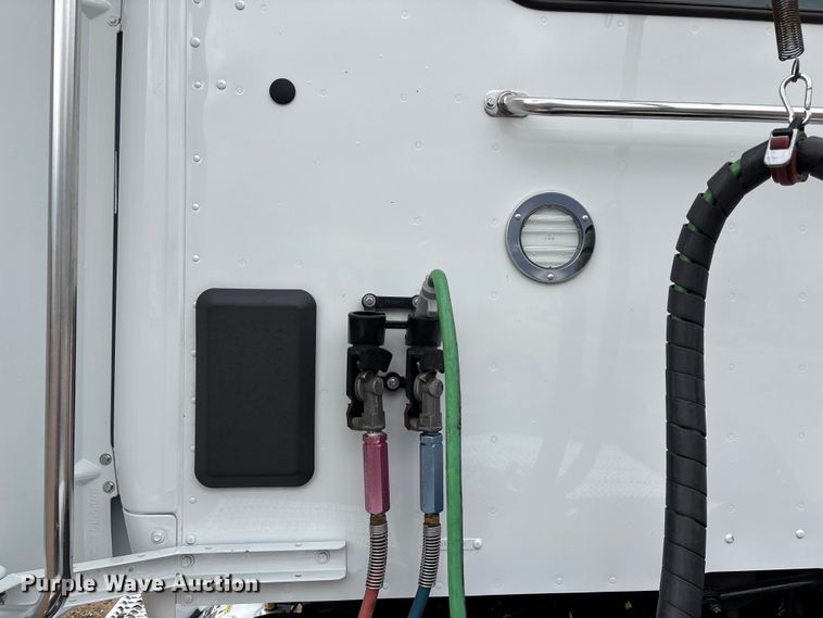 image for item FB3566 2022 Peterbilt 579 semi truck