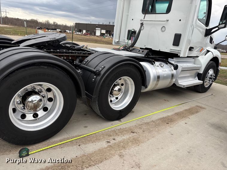 image for item FB3566 2022 Peterbilt 579 semi truck