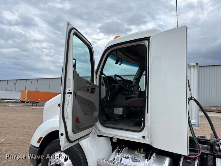 image for item FB3566 2022 Peterbilt 579 semi truck