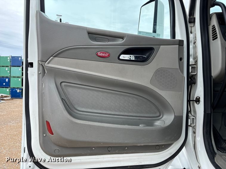 image for item FB3566 2022 Peterbilt 579 semi truck