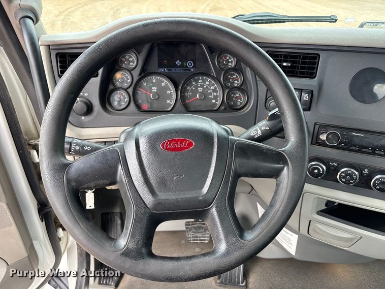 image for item FB3566 2022 Peterbilt 579 semi truck