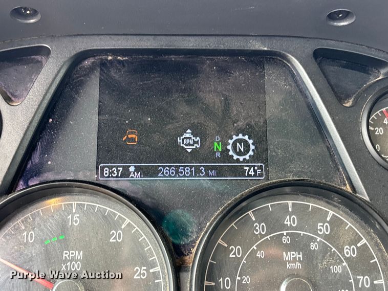 image for item FB3566 2022 Peterbilt 579 semi truck