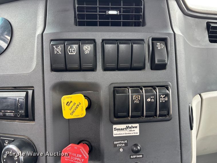 image for item FB3566 2022 Peterbilt 579 semi truck