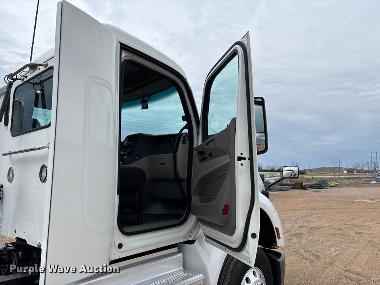 image for item FB3566 2022 Peterbilt 579 semi truck