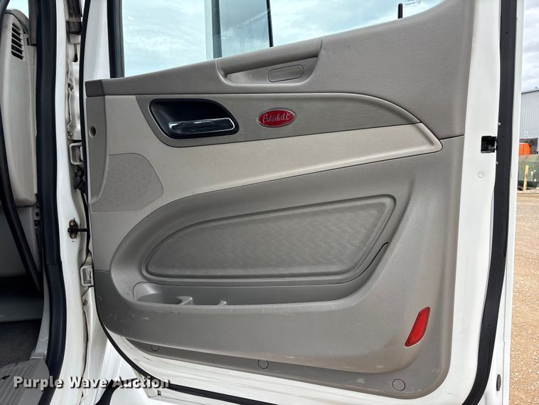 image for item FB3566 2022 Peterbilt 579 semi truck