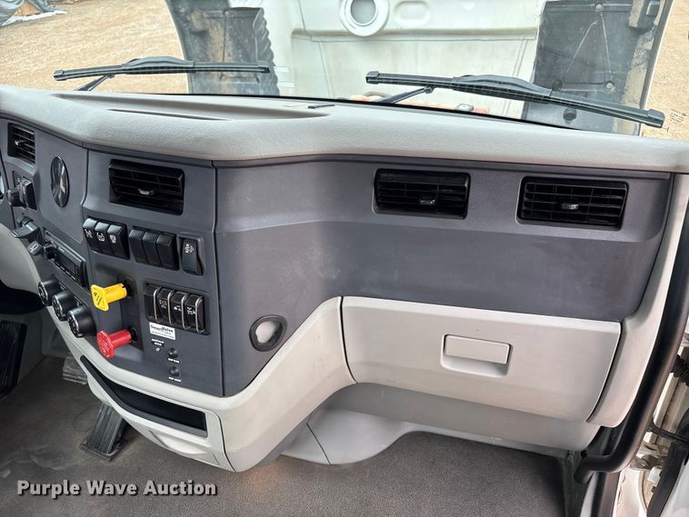 image for item FB3566 2022 Peterbilt 579 semi truck