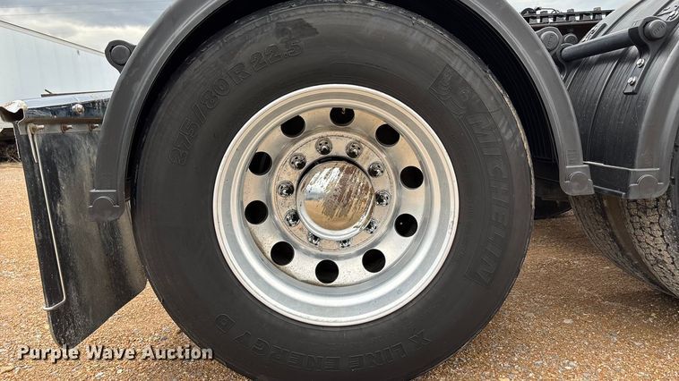 image for item FB3566 2022 Peterbilt 579 semi truck