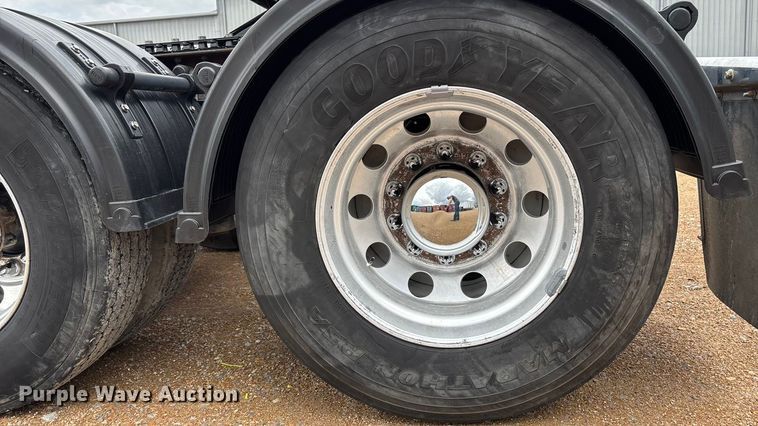 image for item FB3566 2022 Peterbilt 579 semi truck