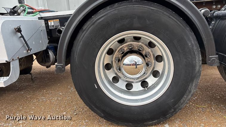 image for item FB3566 2022 Peterbilt 579 semi truck