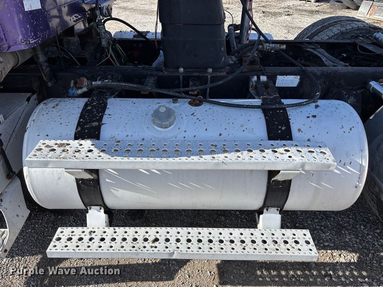 image for item FB3581 2006 Freightliner Classic semi truck