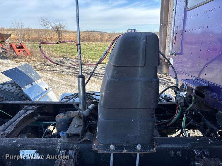 image for item FB3581 2006 Freightliner Classic semi truck