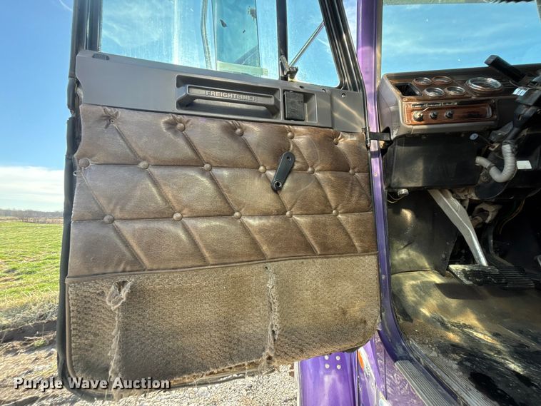 image for item FB3581 2006 Freightliner Classic semi truck