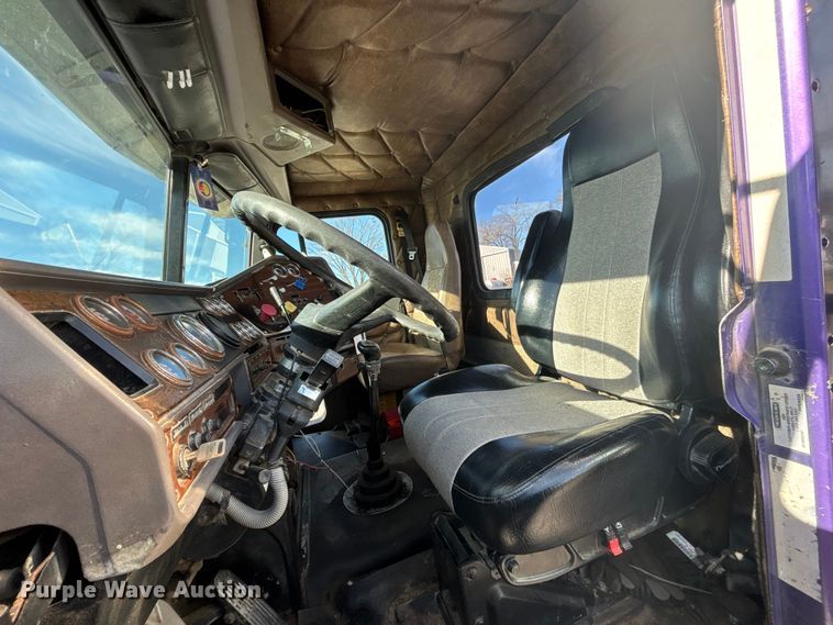 image for item FB3581 2006 Freightliner Classic semi truck